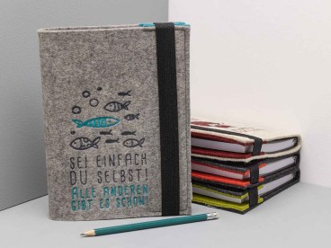 Notizbuch-mit-Filz-Einband-bestickt-Sei-Du-selbst-mit-Motiv-Fisch Kopie